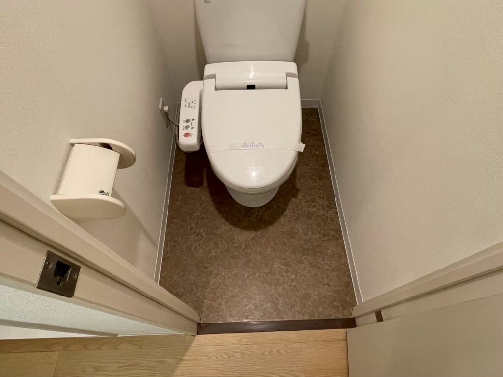 トイレ　CF張替　クロス貼替　クリーニング