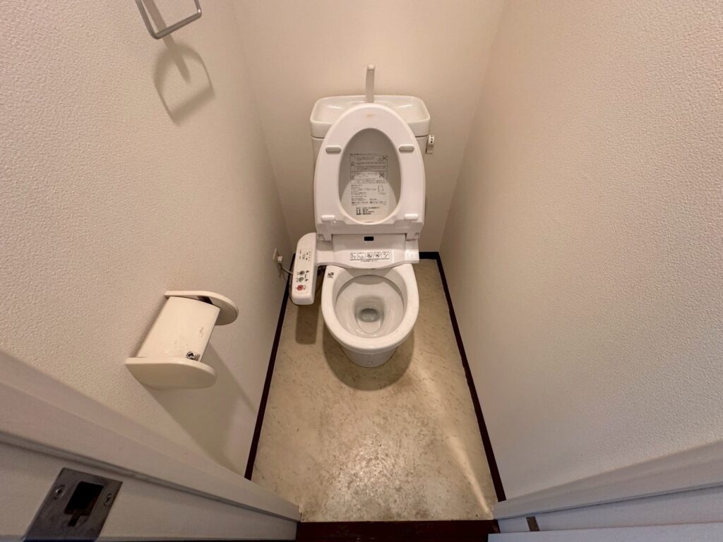 トイレ　CF張替　クロス貼替　クリーニング