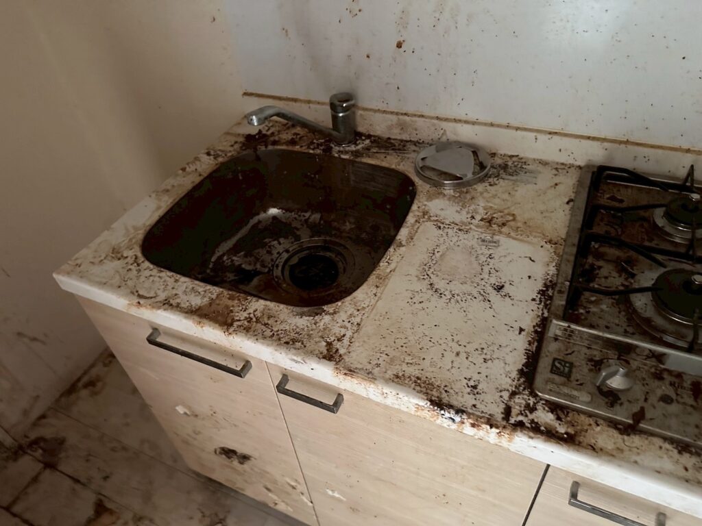 キッチン　クリーニング　天板リペア補修（塗装）　コーキング打設