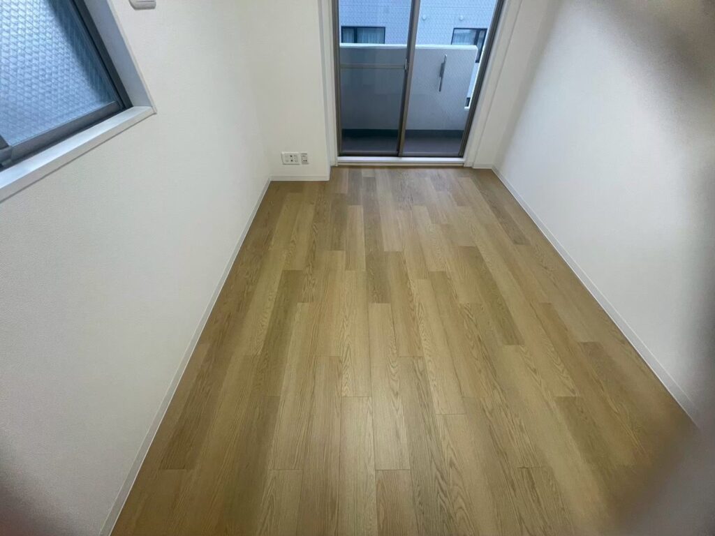 洋室　クロス貼替　フロアタイル上張り